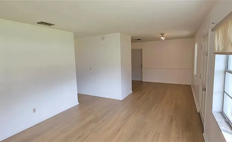 410 S Oakwood Ave — Photo 2