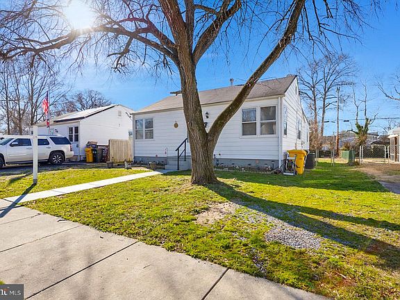 3rd image of 548 Munroe Cir