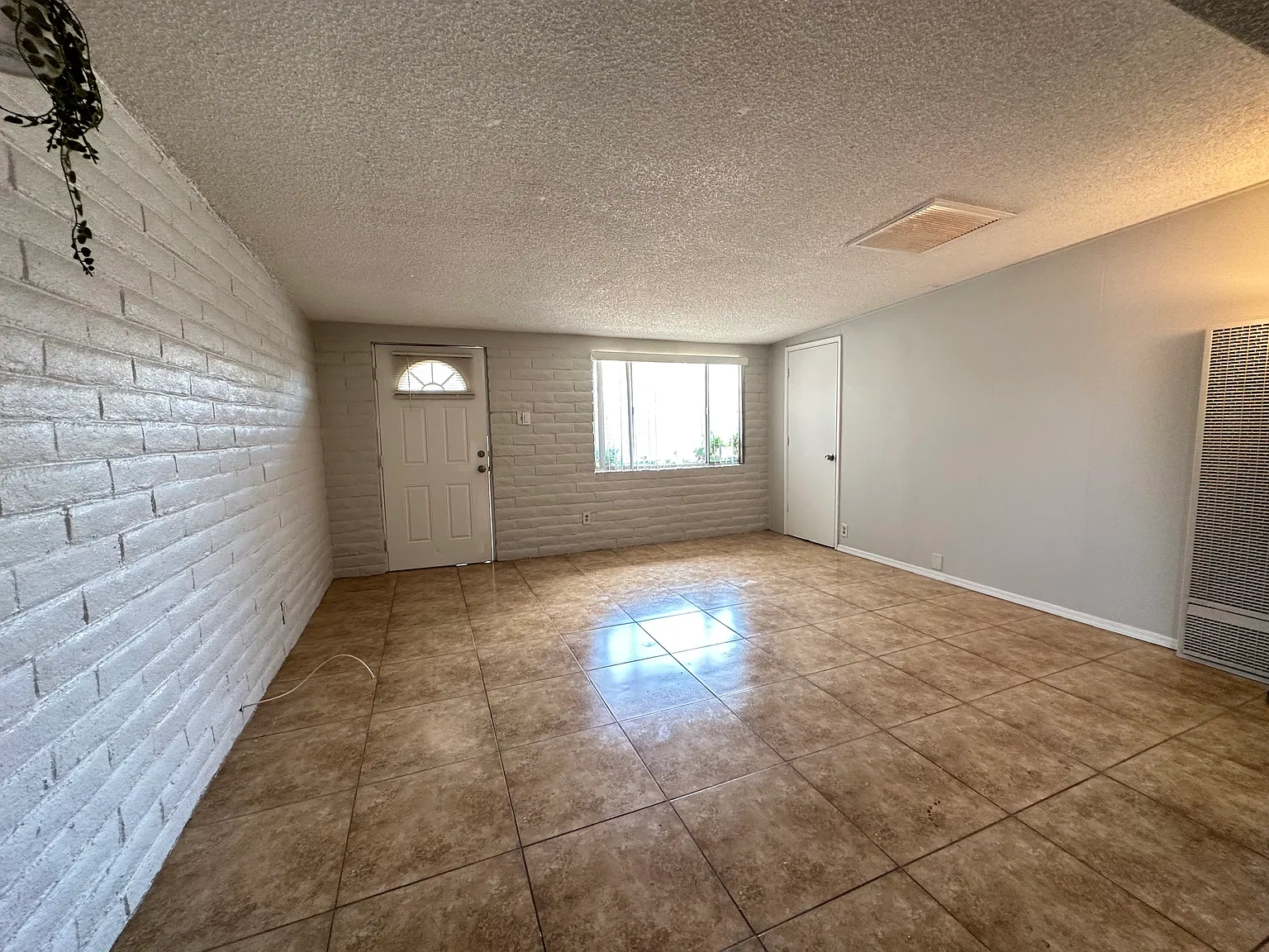 Renovated 2 bedroom, 1 bath duplex for rent! — Photo 2