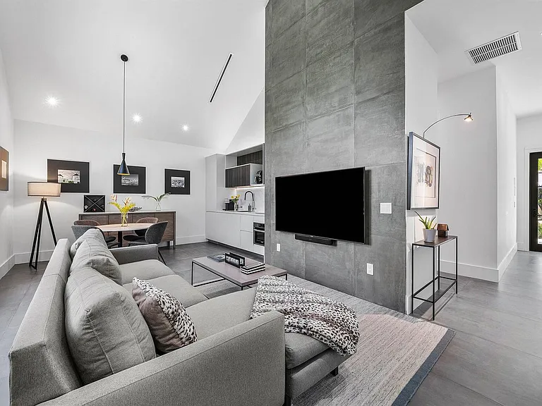 1275 N Swinton Ave — Photo 34