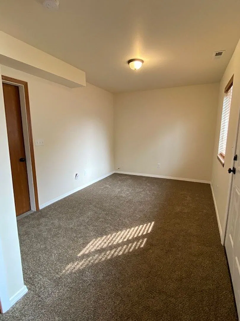 Beautiful 3 bedroom house available SOON! Pets negotiable! — Photo 4