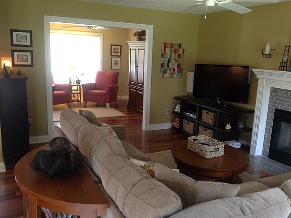 Open floorplan, Brazilian teak hardwood throughout