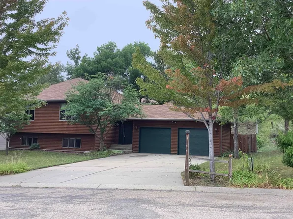 1213 7th St NE, Minot, ND 58703