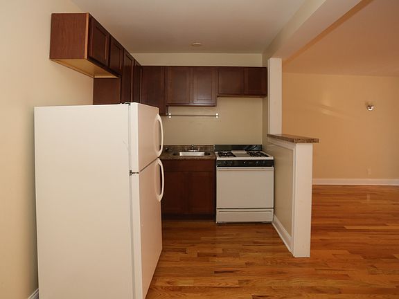 3rd image of 1347 N Dearborn St APT 507