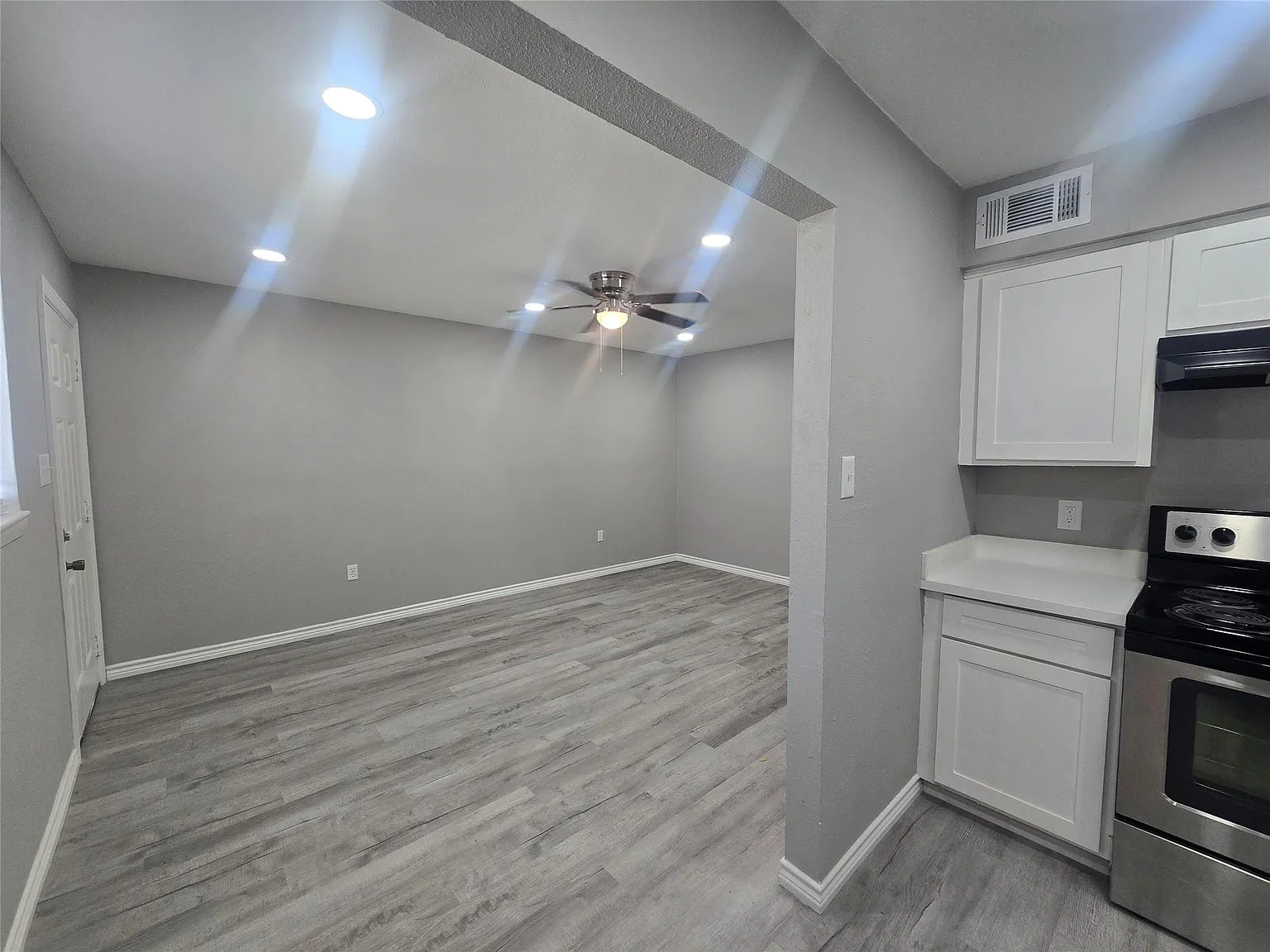 911 Avenue K — Photo 3