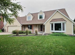 W224N2714 Burwood Ct, Waukesha, WI 53186