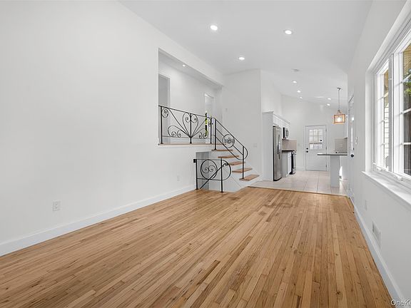 5th image of 31 Foxwood Drive E