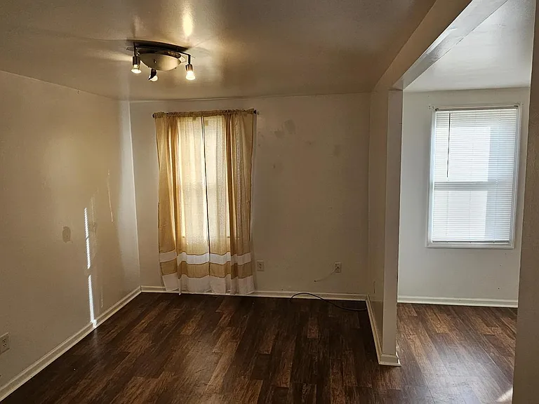 402 W Green St — Photo 3