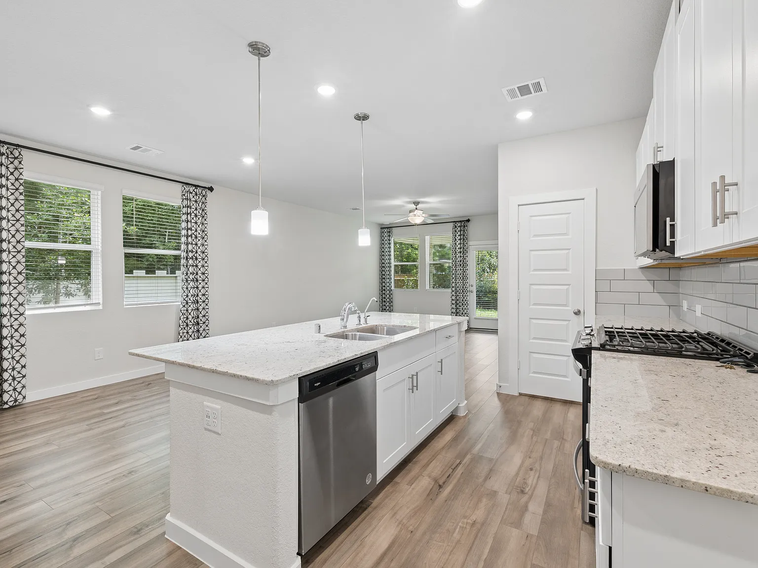 3 bed, 1414 sqft, $2,360 — Photo 4