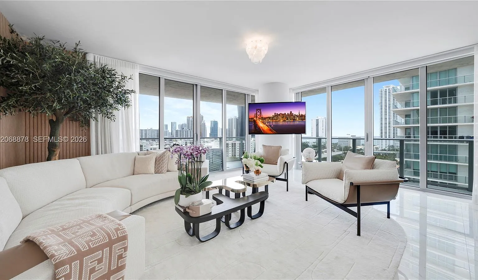 Parque Towers Condo — Photo 1