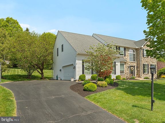 2nd image of 18 Twin Creeks Dr
