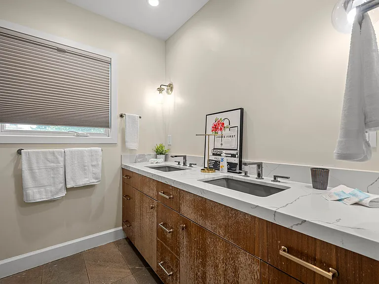 14034 Valerio St — Photo 33