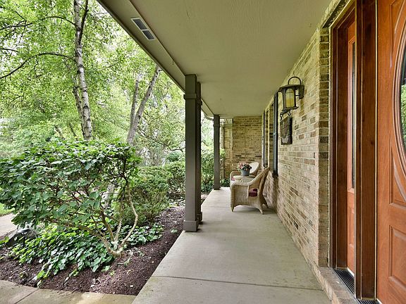 3rd image of 29W571 Brentwood Ct