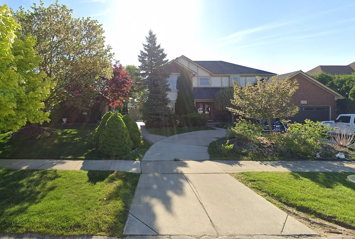 4 bed, 2405 sqft, $4,000 — Photo 1