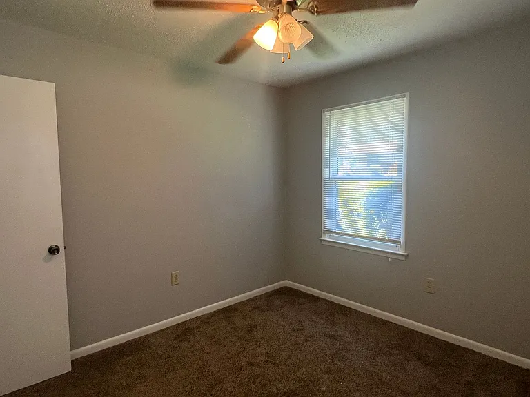 211 Laverne Dr — Photo 18