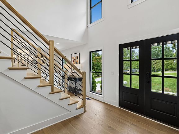 3rd image of 609 Hunters Ln