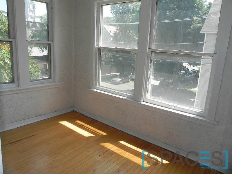 1st image of 3016 N Greenview Ave #2