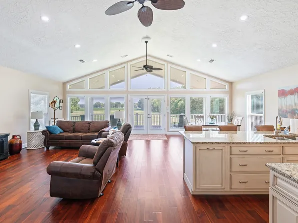 84 Fairway Villa Ln, Decaturville, TN 38329