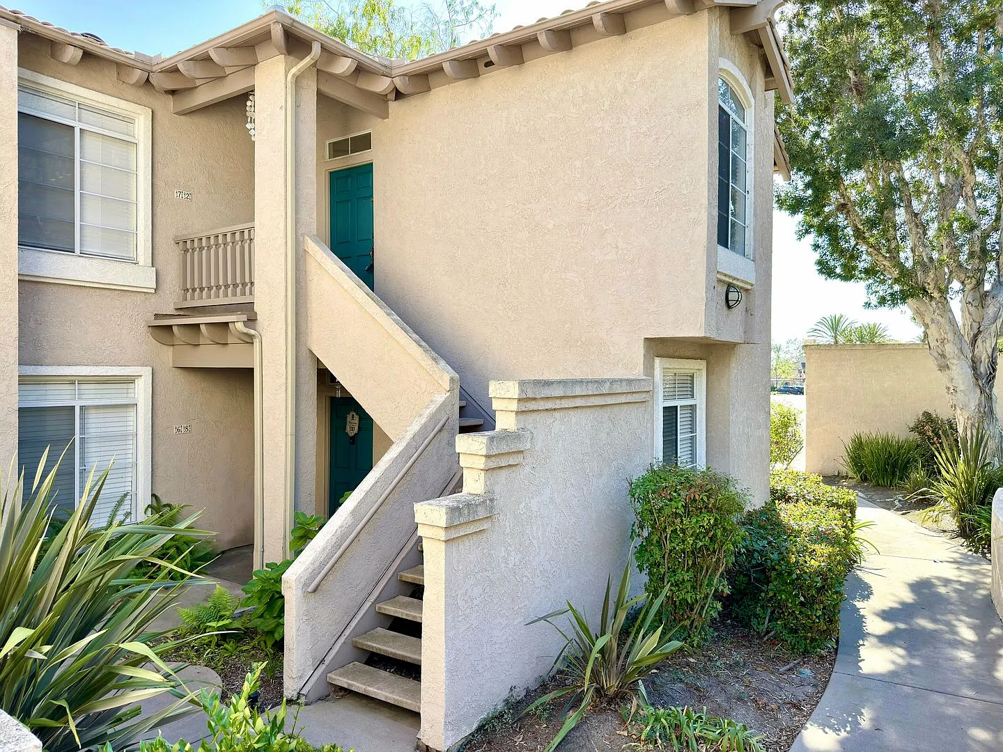 Upper Level Condo in Gated Community — Photo 2