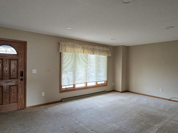 4th image of 928 9th Ave W