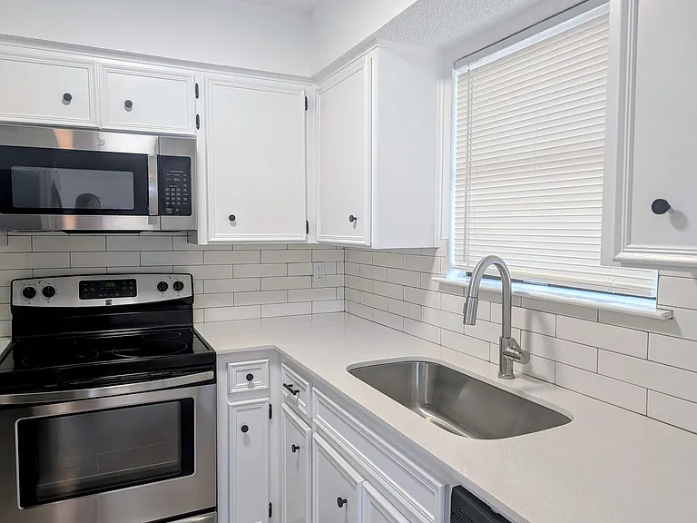905 E 51st St #103 — Photo 5