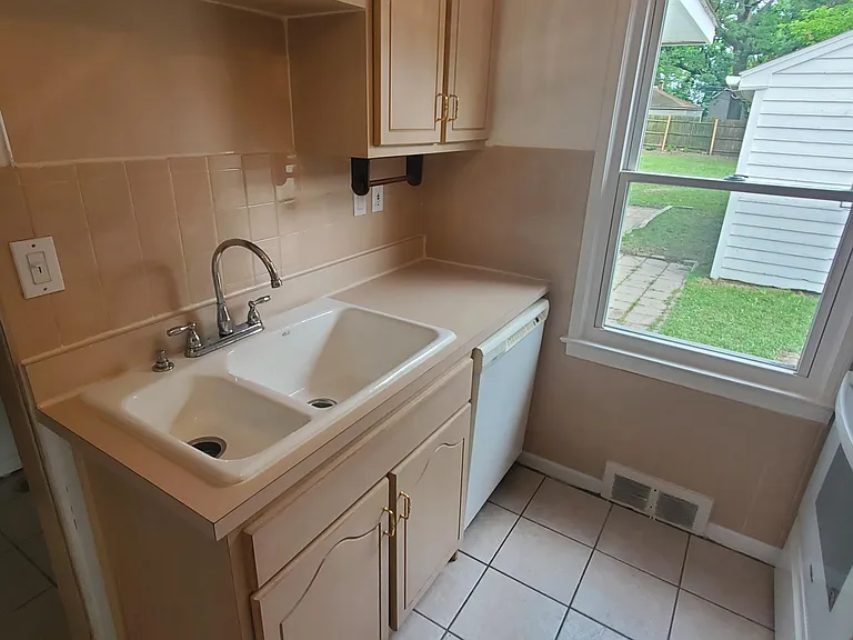 3173 Warick Rd — Photo 15