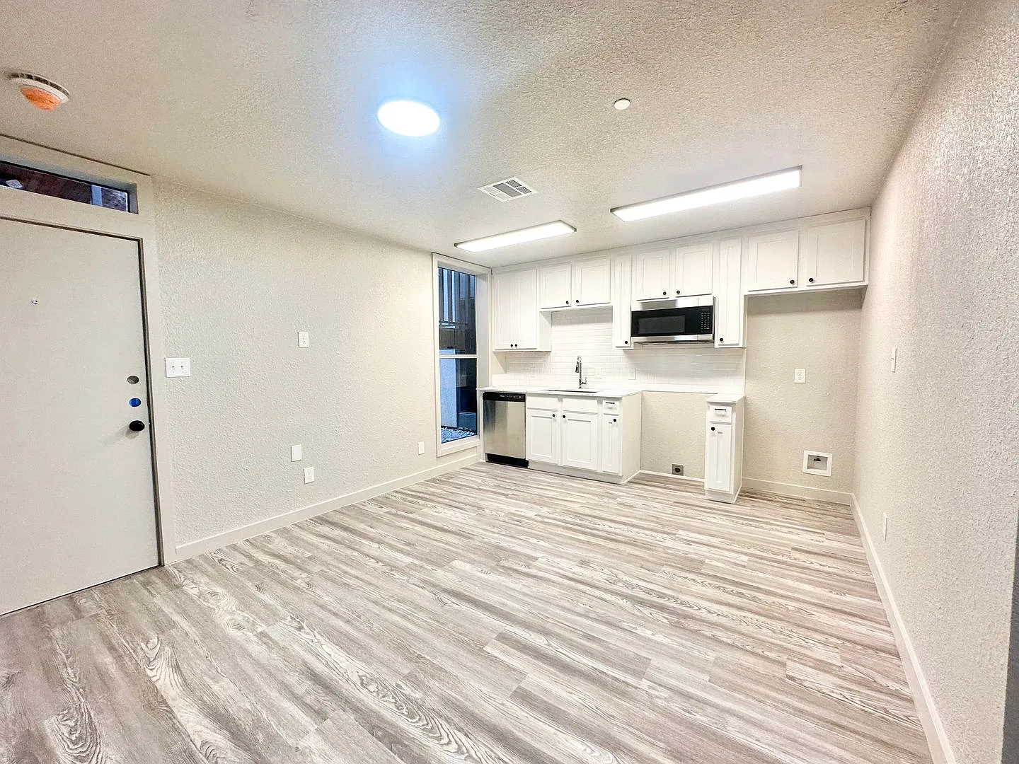 Modern Studio & 1-Bedroom Apartments in Prime Denton Location — Photo 3