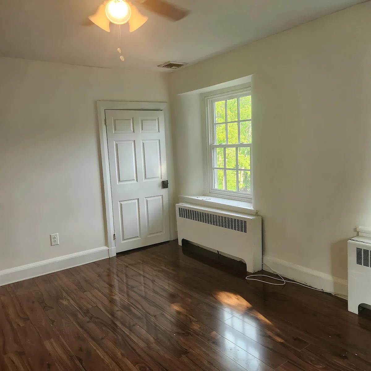 Room 1 - 875 W Miner St #3