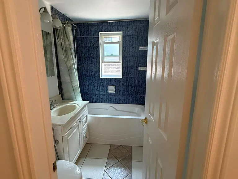 425 Livingston Rd N — Photo 3