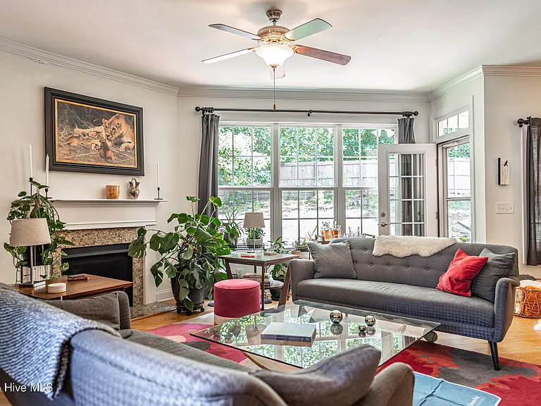 515 Clark St — Photo 4