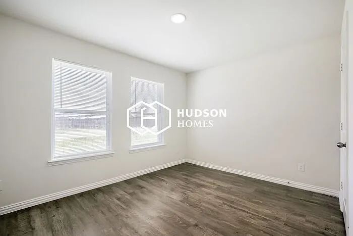 2402 Abigail Ln — Photo 10