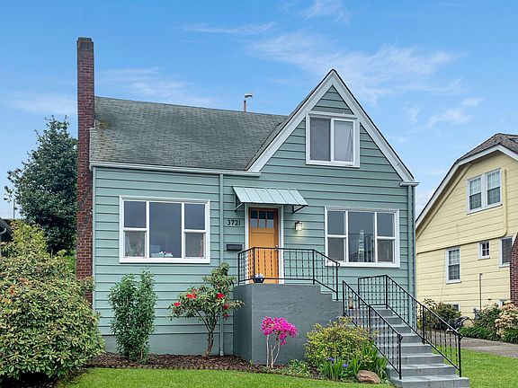 Welcome home! Charming exterior and garden.