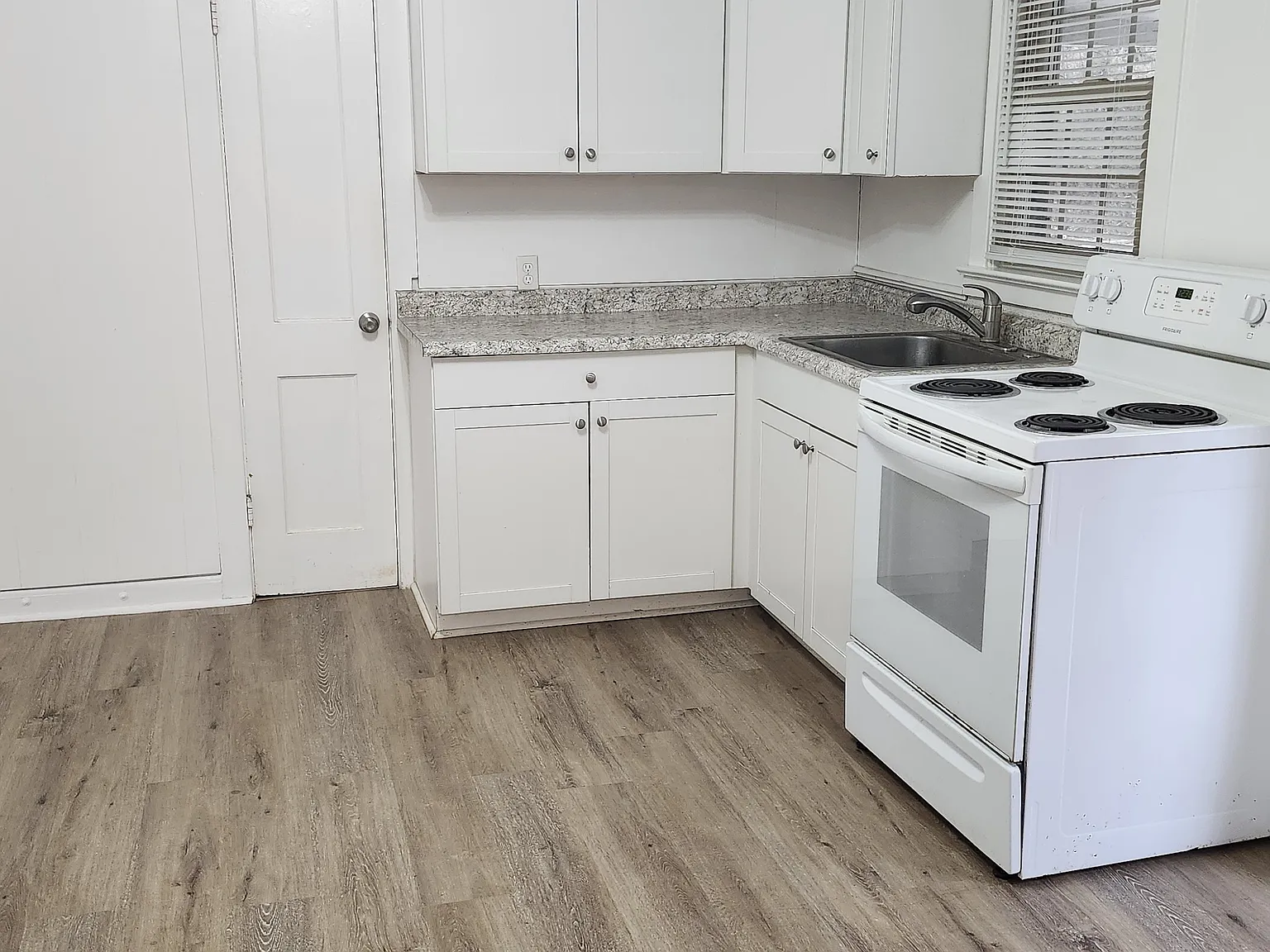 3 bed, 948 sqft, $1,550 — Photo 2