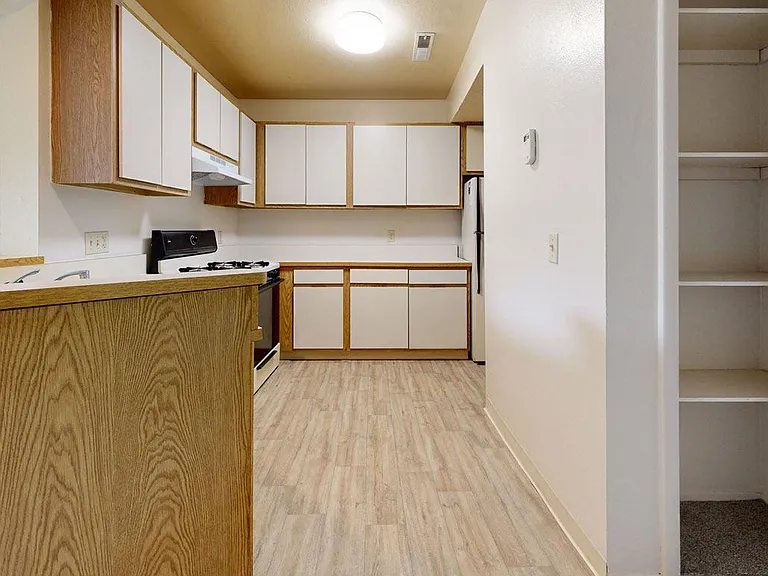Irish Hills Apartments — Photo 98