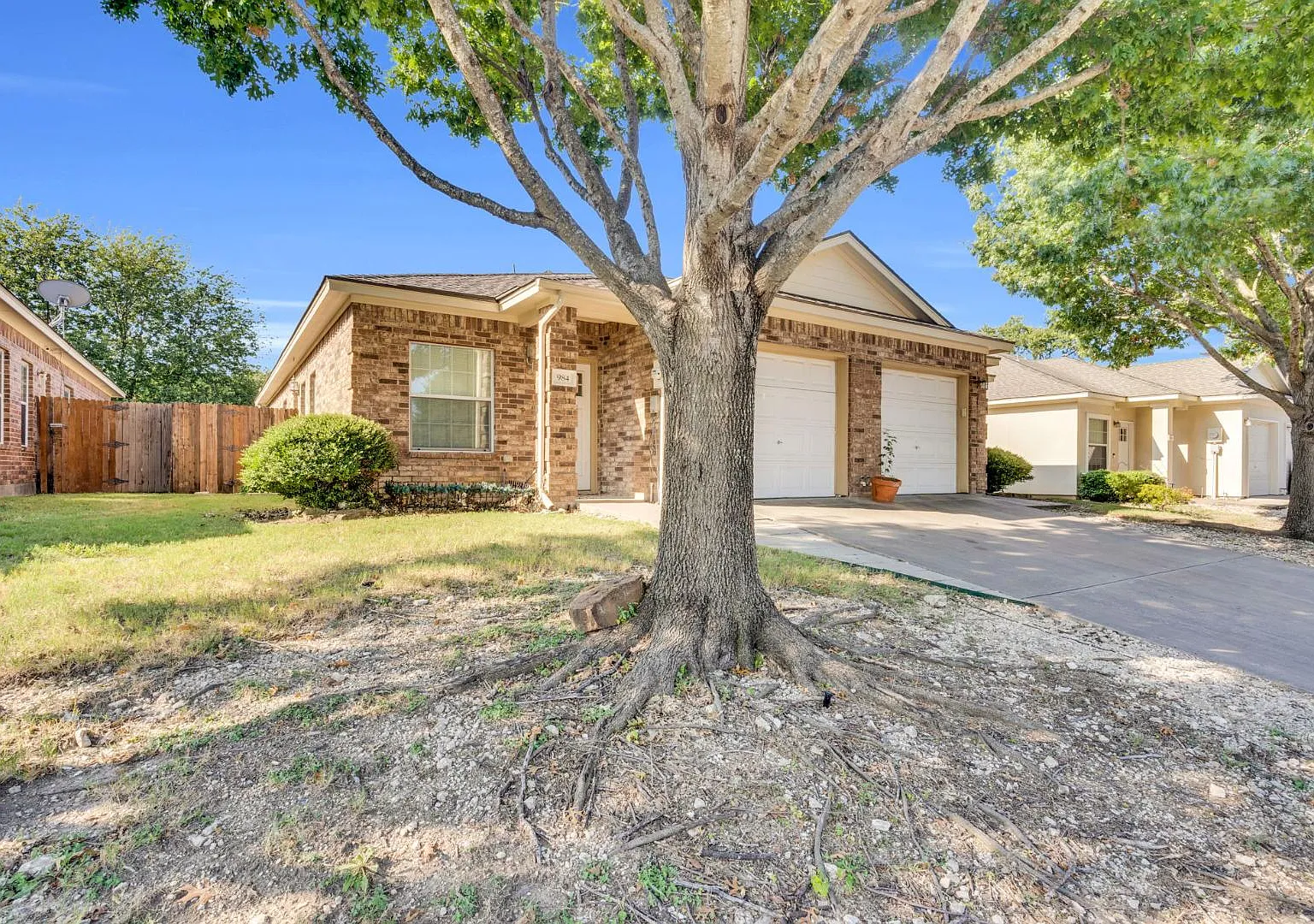 990 Sierra Vista Ct — Photo 2