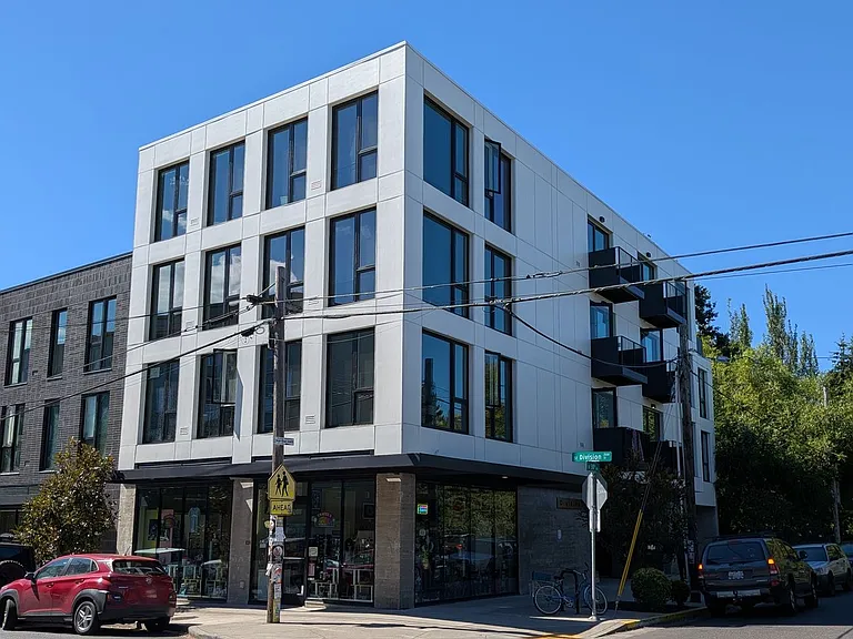 Division 31 Apartments — Photo 5