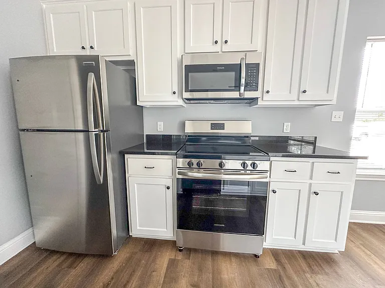 100-102 Vitava Dr W — Photo 7