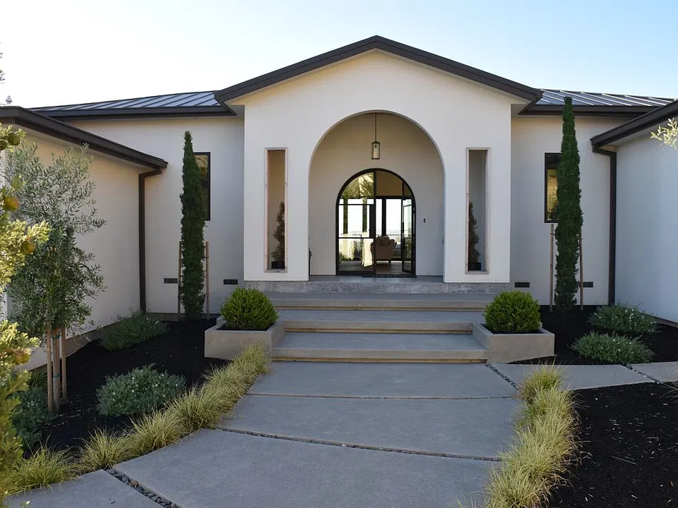 3921 Flintridge Dr