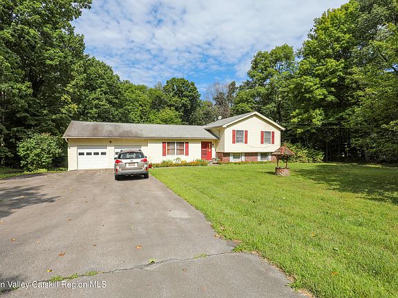 2nd image of 38 Roxanne Boulevard