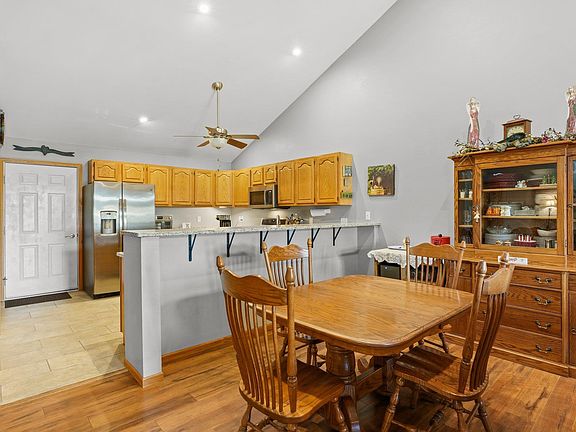 5th image of 325 Redruth Dr