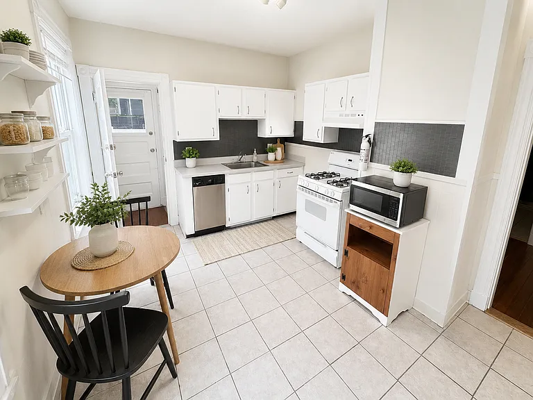 16 Hobson St #2 — Photo 6