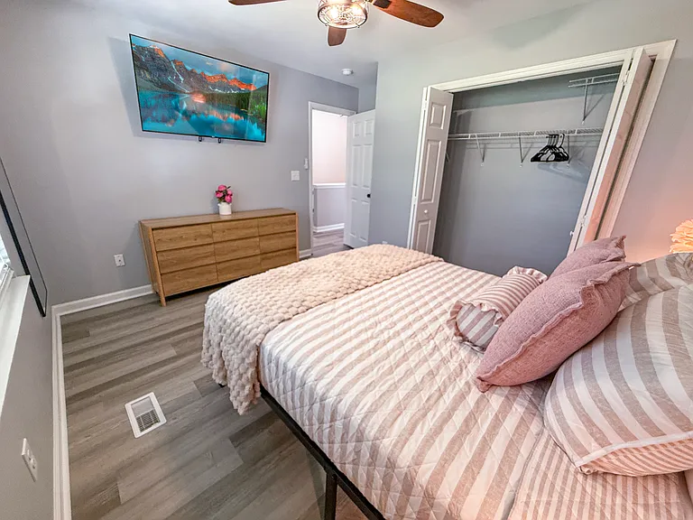 Queen Bedroom with RoKu Smart TV