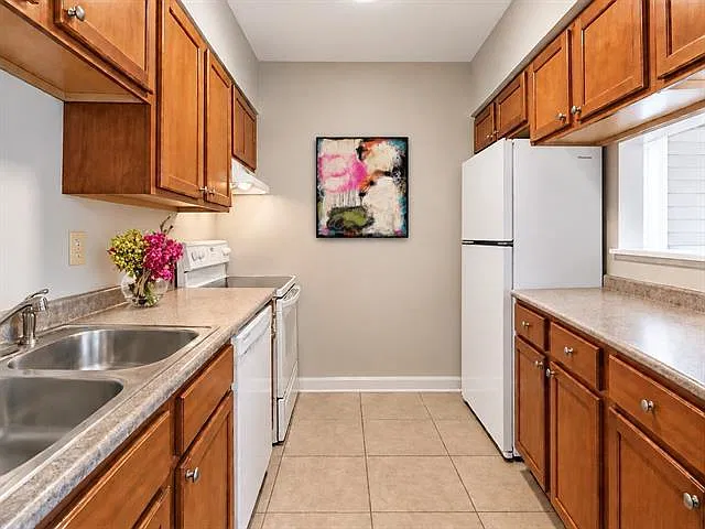 3 bed, 2.0 bath, 1380 sqft, $1,350 — Photo 3