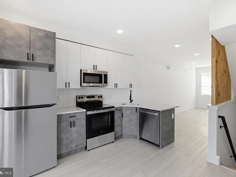 1024 W Orleans St — Photo 4