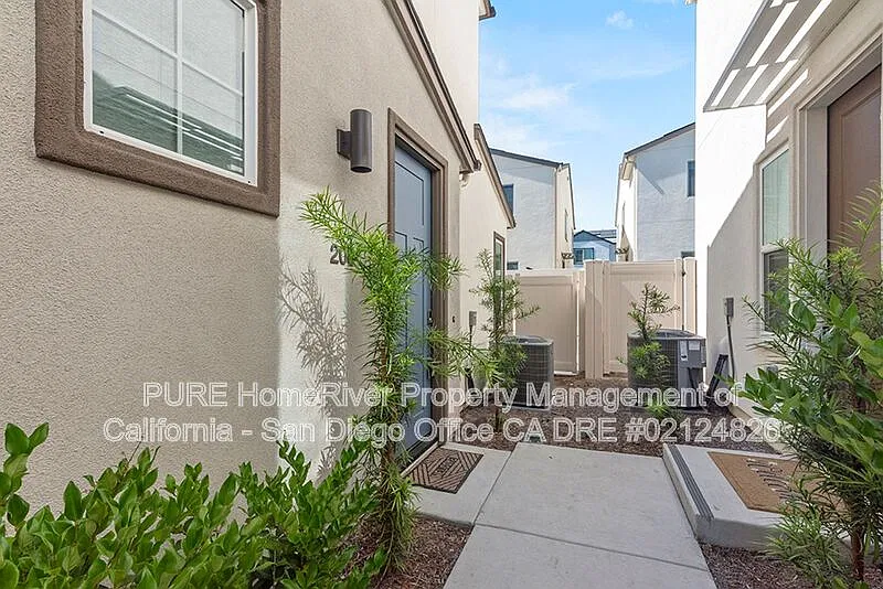 3 bed, 2.5 bath, 1641 sqft, $3,495 — Photo 3