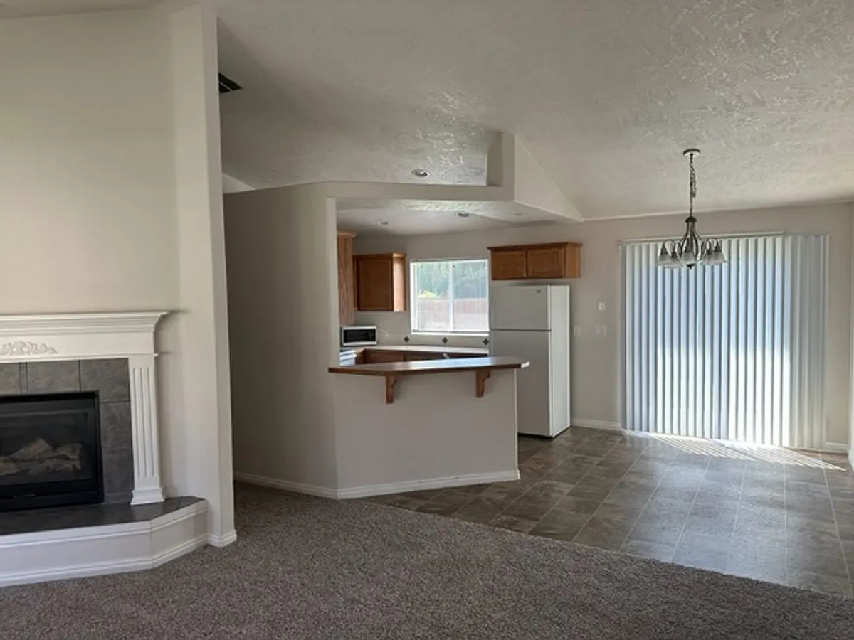 Building Photo - 943 N Mount Hood Pl
