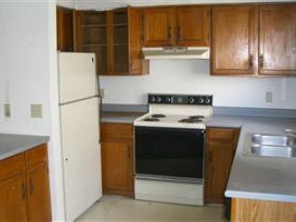 4th image of 832 N Revere Unit 202