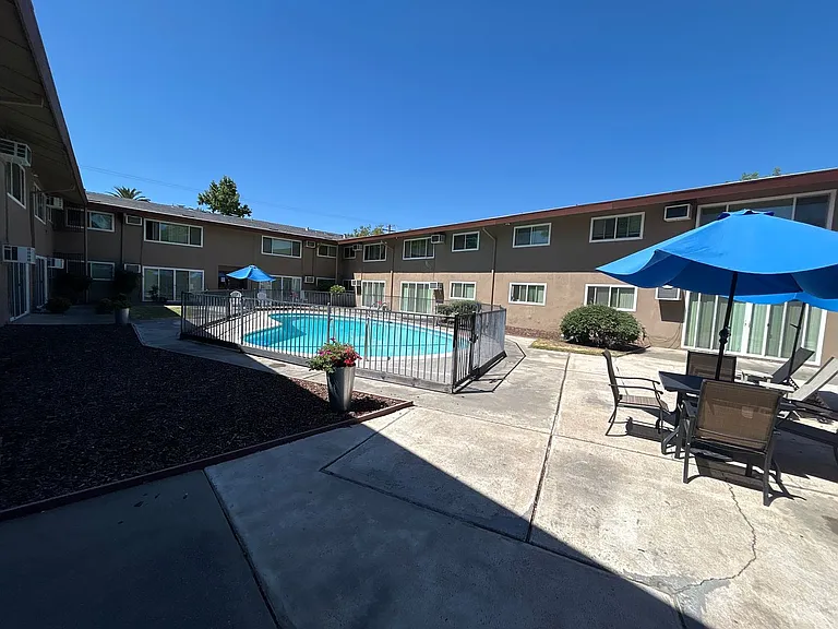 2941 Marconi — Photo 33
