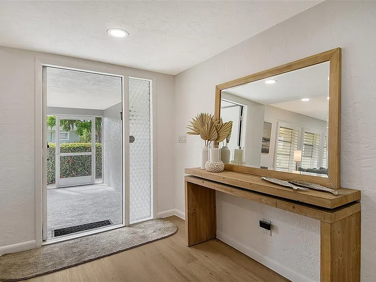 6722 Roxbury Dr — Photo 8