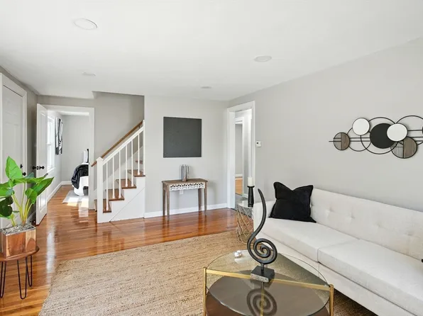 24 Edmund St, Chicopee, MA 01020